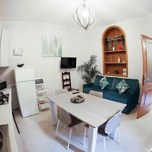 https://la-casa-di-madeleine.italymilanhotels.net